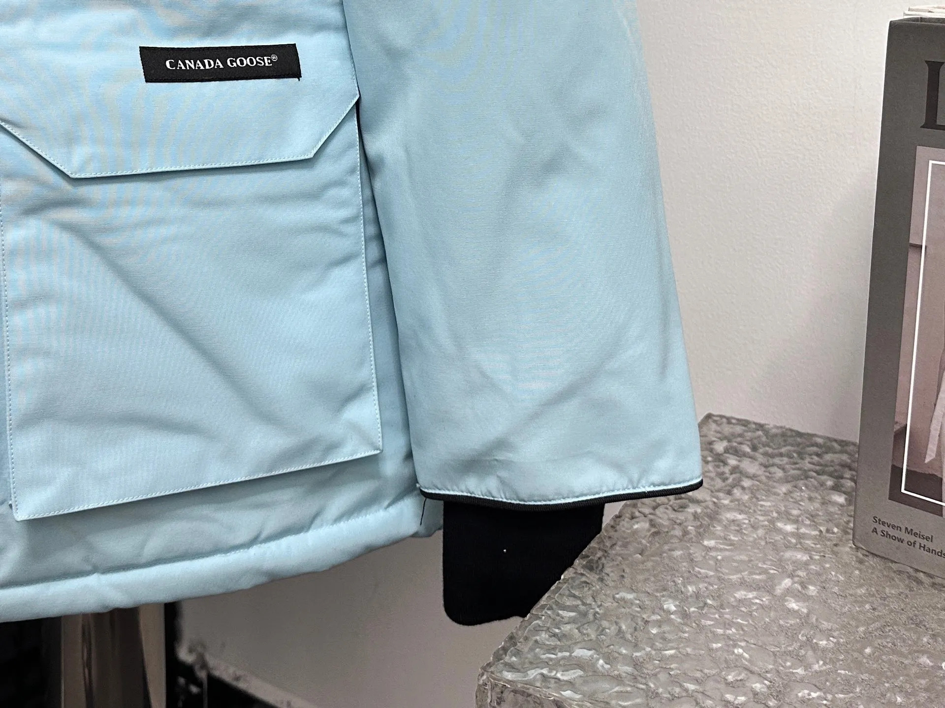 P780 Top Purchasing Version (Wolf Hair Optional) 🇨🇦CANADA GOOES 24 new models 08 models/couple models Factory direct supply: supplying global purchasing agents, micro-business, entities, Tmall, high-end stalls and studio cooperation, free shipping! Canada Goose Expedition Parka 2008 is the same style for men and women. It is mid-length and the most timeless classic. All Arctic and Antarctic scientific expedition teams choose Canada Goose as their cold-proof equipment. It is the Rolls-Royce of down jackets. ➖ Industry-leading anti-counterfeiting chip sensing. ➖ Imported Behringer embroidery machines and customized embroidery labels, the highest level and industry leading. ➖ Imported Korean 21-count polyester-cotton blended original fabric, TC85 waterproof coated fabric, water-repellent, windproof and wear-resistant. ➖ The new national standard 80 white duck down is filled with an average of 520 grams of down. The amount of down filled is industry-leading. ➖ 100% nylon lining with double double-layer sealing design to prevent velvet running, and seamless thread design on the cuffs! ➖ Western Canadian Green Wolf Collar. ➖ Yoshida YKK provides original factory-customized electroplated sliders. YKK two-way lockable zippers are tight and smooth and do not peel off paint. ➖ 3M composite Velcro is durable and the accessories and hardware are all custom-made. Note: Our copywriting is only simple and clear. Instead of bragging about the copywriting, it is better to compare and understand with samples. Only for the purest goose, the most dedicated, the most professional, the highest quality, the highest cost performance!  Size:XS-XXL